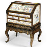 A CHINESE EXPORT CANTON ENAMEL FAMILLE ROSE AND BLACK-AND-GOLD LACQUER BUREAU-ON-STAND - фото 3