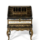 A CHINESE EXPORT CANTON ENAMEL FAMILLE ROSE AND BLACK-AND-GOLD LACQUER BUREAU-ON-STAND - Foto 4