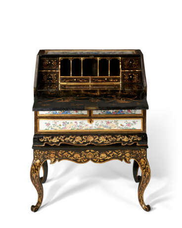 A CHINESE EXPORT CANTON ENAMEL FAMILLE ROSE AND BLACK-AND-GOLD LACQUER BUREAU-ON-STAND - photo 4
