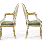 A PAIR OF GEORGE III WHITE-PAINTED AND PARCEL-GILT ARMCHAIRS - Foto 5
