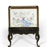 A CHINESE EXPORT CANTON ENAMEL FAMILLE ROSE AND BLACK-AND-GOLD LACQUER BUREAU-ON-STAND - Foto 5