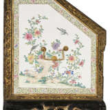 A CHINESE EXPORT CANTON ENAMEL FAMILLE ROSE AND BLACK-AND-GOLD LACQUER BUREAU-ON-STAND - Foto 6