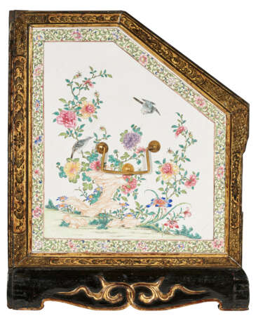A CHINESE EXPORT CANTON ENAMEL FAMILLE ROSE AND BLACK-AND-GOLD LACQUER BUREAU-ON-STAND - фото 6