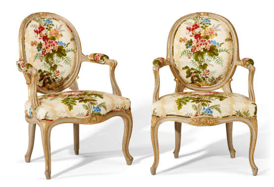 A PAIR OF GEORGE III GREY-PAINTED AND PARCEL-GILT OPEN ARMCHAIRS - photo 3