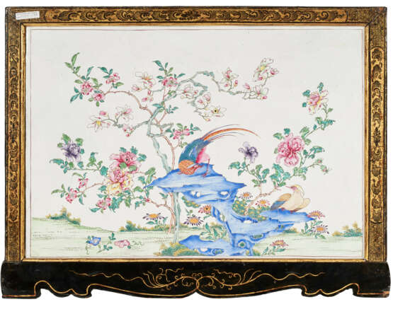 A CHINESE EXPORT CANTON ENAMEL FAMILLE ROSE AND BLACK-AND-GOLD LACQUER BUREAU-ON-STAND - Foto 7