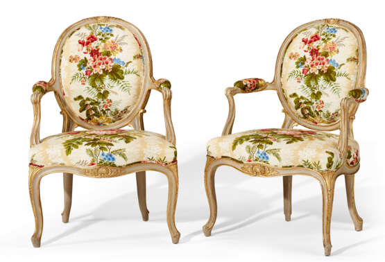 A PAIR OF GEORGE III GREY-PAINTED AND PARCEL-GILT OPEN ARMCHAIRS - Foto 4