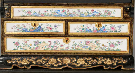 A CHINESE EXPORT CANTON ENAMEL FAMILLE ROSE AND BLACK-AND-GOLD LACQUER BUREAU-ON-STAND - Foto 9