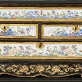 A CHINESE EXPORT CANTON ENAMEL FAMILLE ROSE AND BLACK-AND-GOLD LACQUER BUREAU-ON-STAND - фото 9