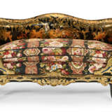 A MATCHED PAIR OF VICTORIAN PARCEL-GILT AND MOTHER-OF-PEARL INLAID PAPIER M&#194;CH&#201; EBONIZED SETTEES - Foto 2