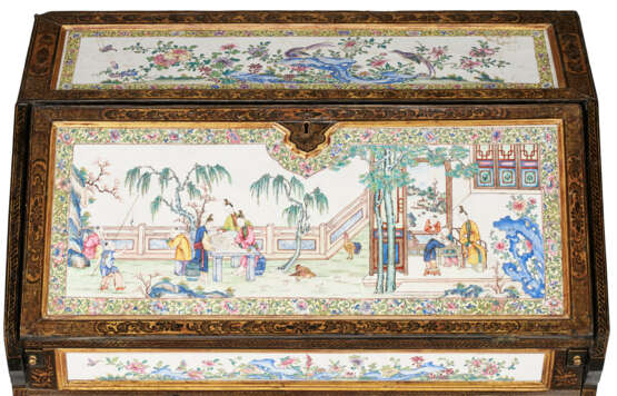 A CHINESE EXPORT CANTON ENAMEL FAMILLE ROSE AND BLACK-AND-GOLD LACQUER BUREAU-ON-STAND - Foto 10