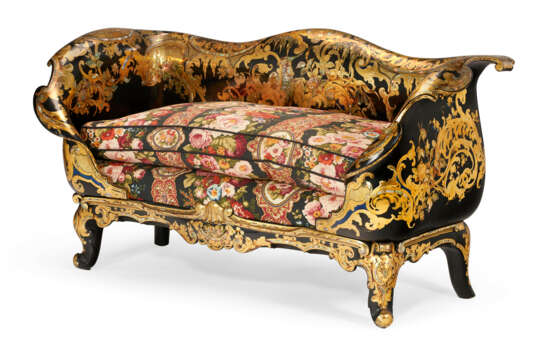 A MATCHED PAIR OF VICTORIAN PARCEL-GILT AND MOTHER-OF-PEARL INLAID PAPIER M&#194;CH&#201; EBONIZED SETTEES - Foto 3