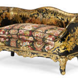 A MATCHED PAIR OF VICTORIAN PARCEL-GILT AND MOTHER-OF-PEARL INLAID PAPIER M&#194;CH&#201; EBONIZED SETTEES - Foto 3