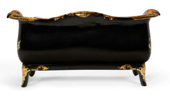 A MATCHED PAIR OF VICTORIAN PARCEL-GILT AND MOTHER-OF-PEARL INLAID PAPIER M&#194;CH&#201; EBONIZED SETTEES - Foto 4