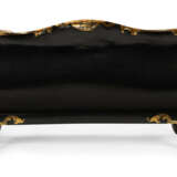 A MATCHED PAIR OF VICTORIAN PARCEL-GILT AND MOTHER-OF-PEARL INLAID PAPIER M&#194;CH&#201; EBONIZED SETTEES - Foto 4