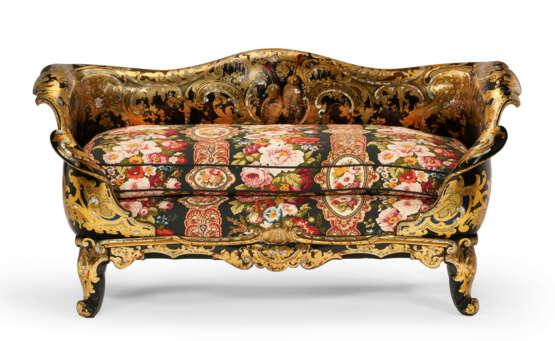 A MATCHED PAIR OF VICTORIAN PARCEL-GILT AND MOTHER-OF-PEARL INLAID PAPIER M&#194;CH&#201; EBONIZED SETTEES - Foto 5