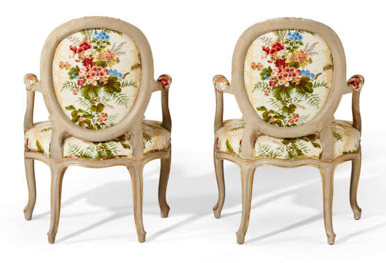 A PAIR OF GEORGE III GREY-PAINTED AND PARCEL-GILT OPEN ARMCHAIRS - Foto 6