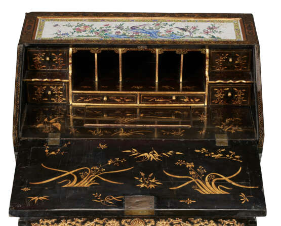 A CHINESE EXPORT CANTON ENAMEL FAMILLE ROSE AND BLACK-AND-GOLD LACQUER BUREAU-ON-STAND - Foto 11