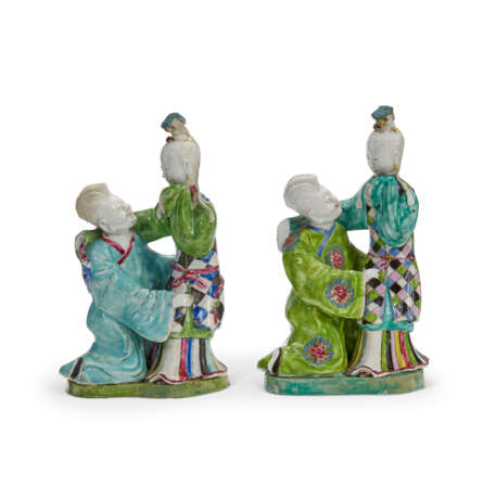 TWO CHINESE EXPORT PORCELAIN FAMILLE ROSE LOVER GROUPS - Foto 3