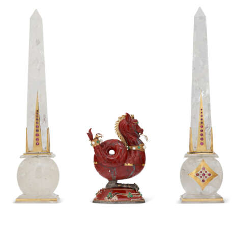 A PAIR OF AMERICAN GOLD AND RUBY-MOUNTED ROCK CRYSTAL OBELISKS AND A SILVER, GOLD, EMERALD, AND PEARL-MOUNTED RED JASPER DRAGON-FORM BOX - фото 1