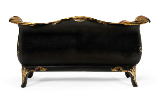 A MATCHED PAIR OF VICTORIAN PARCEL-GILT AND MOTHER-OF-PEARL INLAID PAPIER M&#194;CH&#201; EBONIZED SETTEES - Foto 7