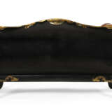 A MATCHED PAIR OF VICTORIAN PARCEL-GILT AND MOTHER-OF-PEARL INLAID PAPIER M&#194;CH&#201; EBONIZED SETTEES - Foto 7