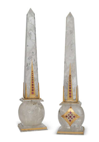 A PAIR OF AMERICAN GOLD AND RUBY-MOUNTED ROCK CRYSTAL OBELISKS AND A SILVER, GOLD, EMERALD, AND PEARL-MOUNTED RED JASPER DRAGON-FORM BOX - Foto 2
