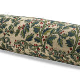 A CONTINENTAL NEEDLEWORK HEADBOARD, COVERLET AND BOLSTER - Foto 3