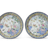 A PAIR OF CHINESE PAINTED ENAMEL DISHES - фото 1