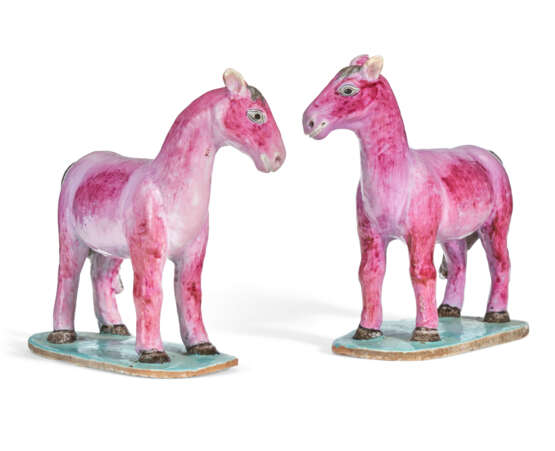 A PAIR OF CHINESE EXPORT PORCELAIN FAMILLE ROSE HORSES - Foto 1