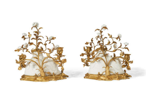 A PAIR OF FRENCH ORMOLU-MOUNTED AND PORCELAIN TWIN-LIGHT CANDELABRA - фото 3