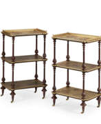 Periode von Louis-Philippe I.. A PAIR OF PARCEL-GILT AND POLYCHROME JAPANNED ETAGERES