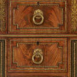 A REGENCY BRASS-INLAID AND MOUNTED MAHOGANY AND PADOUK DRESSING CABINET - Foto 2