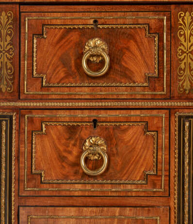 A REGENCY BRASS-INLAID AND MOUNTED MAHOGANY AND PADOUK DRESSING CABINET - Foto 2