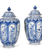 Fayencen. A PAIR OF DUTCH DELFT BLUE AND WHITE VASES AND COVERS