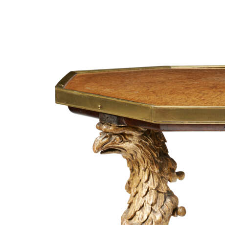 A REGENCY AMBOYNA AND PARCEL-GILT CENTER TABLE - Foto 3