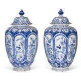A PAIR OF DUTCH DELFT BLUE AND WHITE VASES AND COVERS - Foto 5