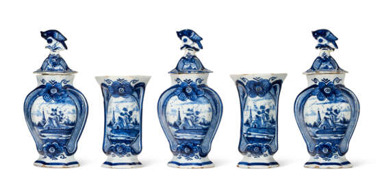 A DUTCH DELFT BLUE AND WHITE FIVE-PIECE GARNITURE - Foto 1