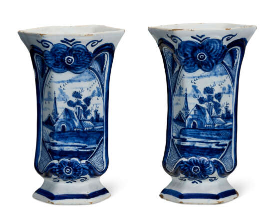 A DUTCH DELFT BLUE AND WHITE FIVE-PIECE GARNITURE - фото 2