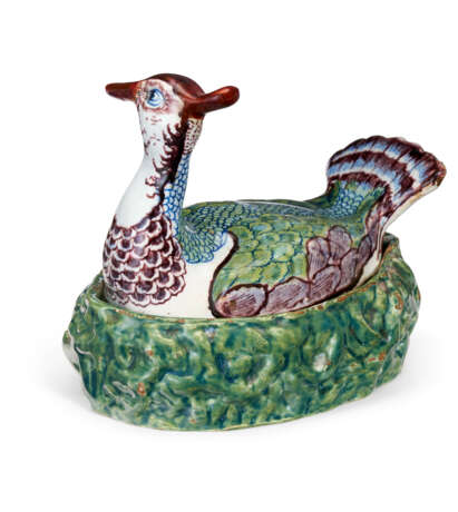 A DUTCH DELFT POLYCHROME BIRD-FORM BUTTER DISH AND A COVER - Foto 2