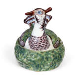 A DUTCH DELFT POLYCHROME BIRD-FORM BUTTER DISH AND A COVER - Foto 3