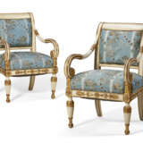A PAIR OF NORTH ITALIAN WHITE-PAINTED AND PARCEL-GILT ARMCHAIRS - Foto 1