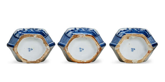 A DUTCH DELFT BLUE AND WHITE FIVE-PIECE GARNITURE - фото 7