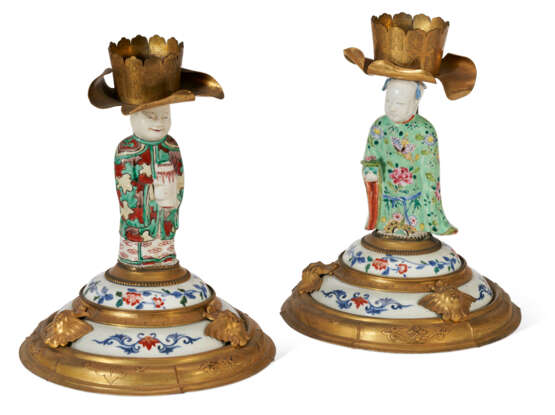 A PAIR OF ASSEMBLED GILT-METAL AND CHINESE EXPORT AND JAPANESE PORCELAIN CANDLESTICKS - фото 1