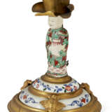 A PAIR OF ASSEMBLED GILT-METAL AND CHINESE EXPORT AND JAPANESE PORCELAIN CANDLESTICKS - photo 2