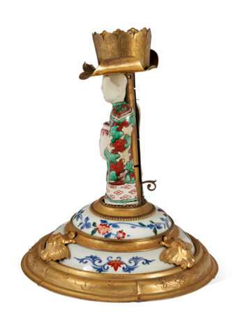 A PAIR OF ASSEMBLED GILT-METAL AND CHINESE EXPORT AND JAPANESE PORCELAIN CANDLESTICKS - фото 3