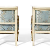 A PAIR OF NORTH ITALIAN WHITE-PAINTED AND PARCEL-GILT ARMCHAIRS - Foto 4