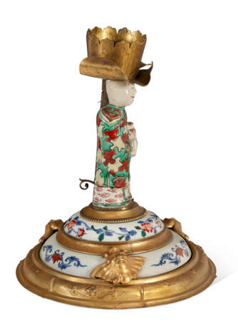 A PAIR OF ASSEMBLED GILT-METAL AND CHINESE EXPORT AND JAPANESE PORCELAIN CANDLESTICKS - photo 5