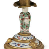 A PAIR OF ASSEMBLED GILT-METAL AND CHINESE EXPORT AND JAPANESE PORCELAIN CANDLESTICKS - photo 6