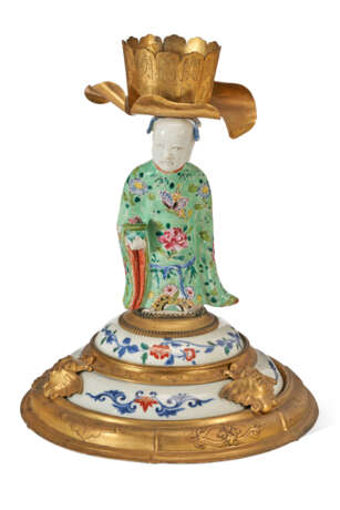 A PAIR OF ASSEMBLED GILT-METAL AND CHINESE EXPORT AND JAPANESE PORCELAIN CANDLESTICKS - фото 7
