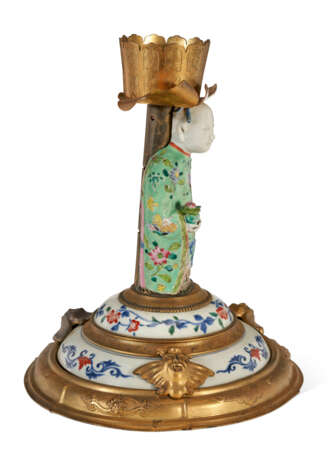 A PAIR OF ASSEMBLED GILT-METAL AND CHINESE EXPORT AND JAPANESE PORCELAIN CANDLESTICKS - photo 8